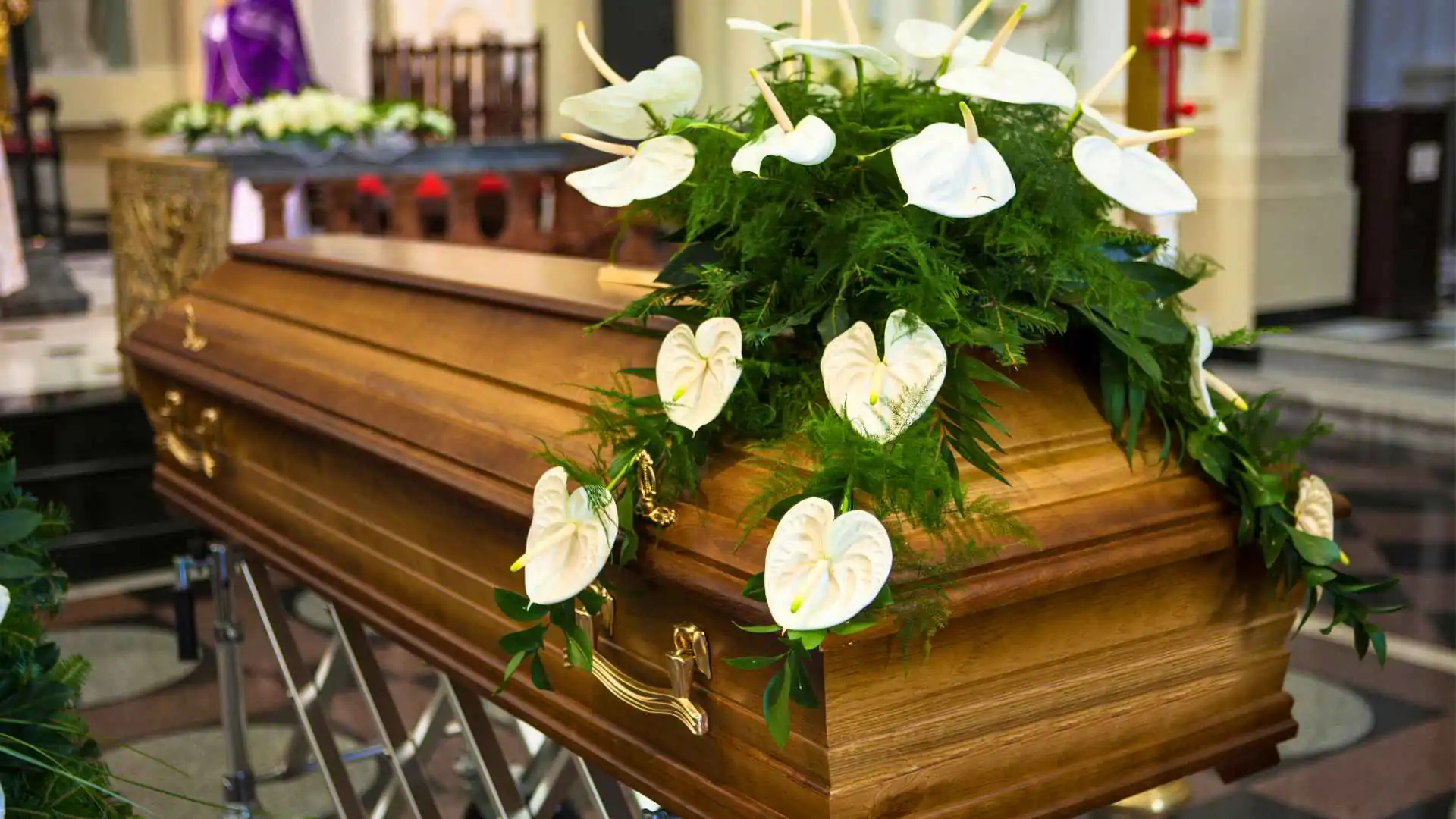 Cerimonia funebre in chiesa, a lume di candela