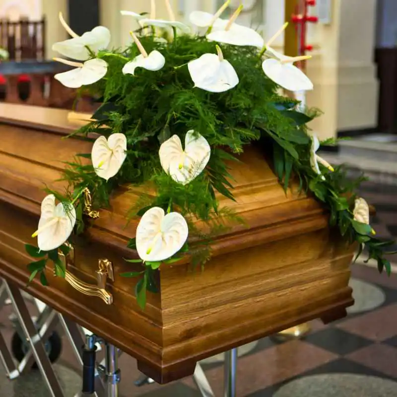 Una cerimonia funebre in chiesa, a lume di candela