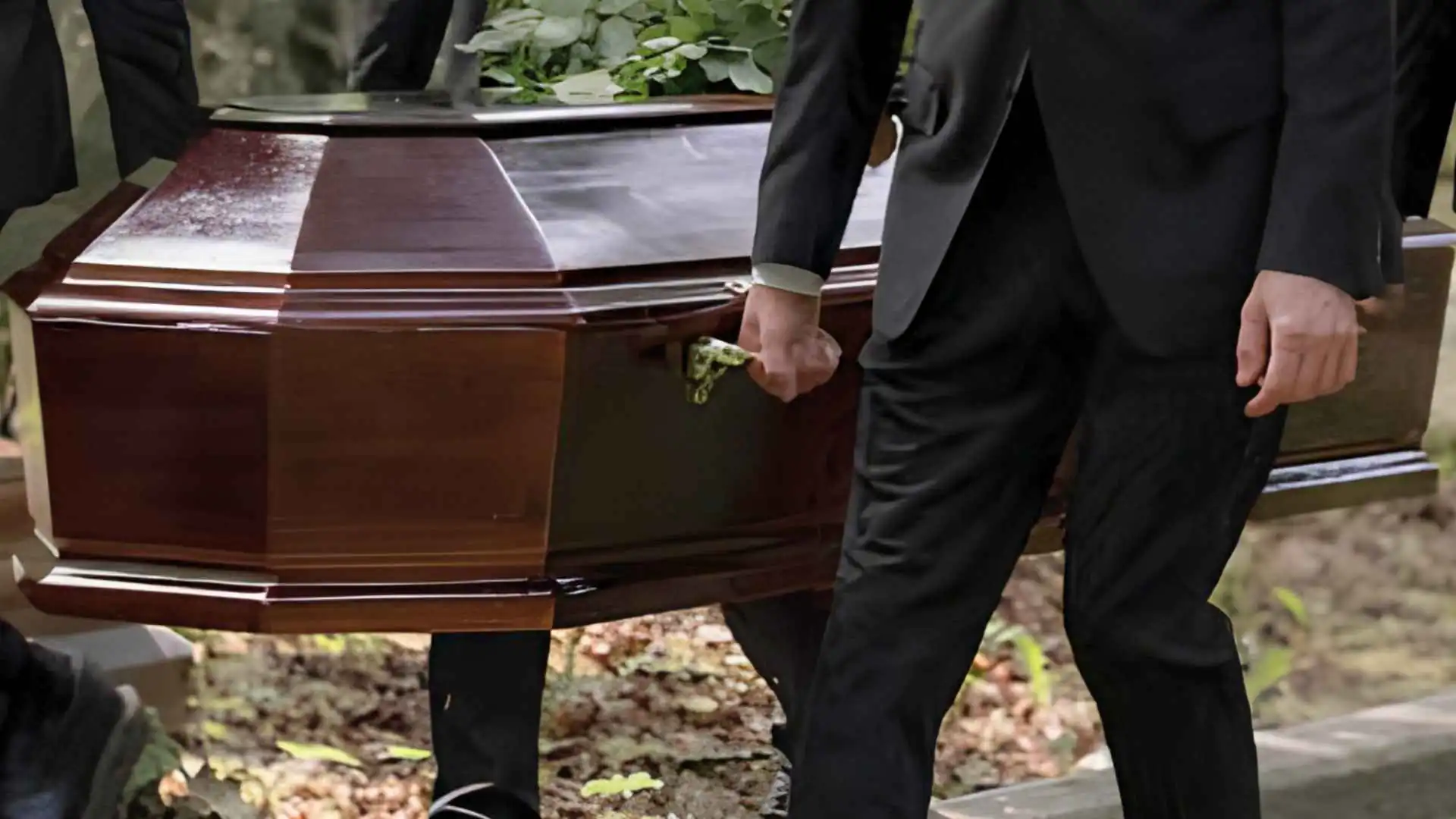 I portatori di Sant'Antonio accompagnano con cura il feretro durante un funerale