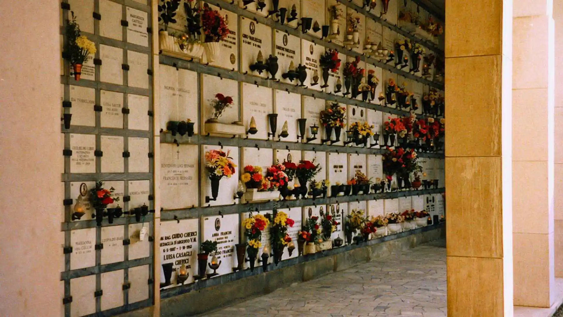 I loculi e le cellette di un cimitero, una delle destinazioni possibili per l'urna