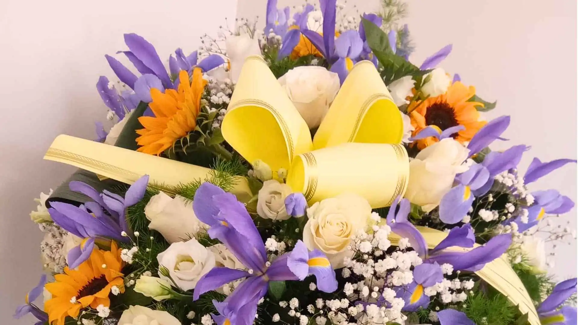 Un mazzo di fiori chiari legato con un nastro, preparato per un saluto