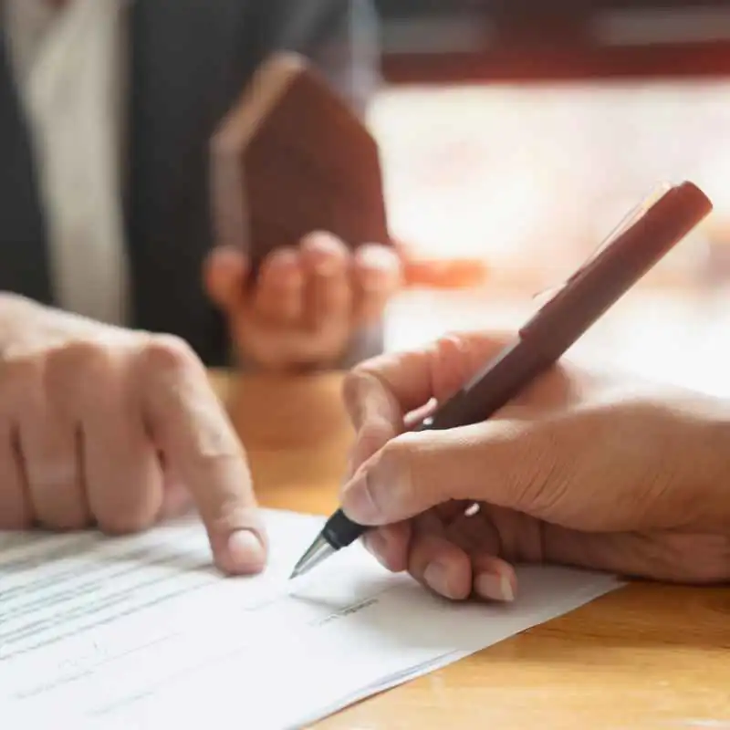 Firma di documenti con l'aiuto di un consulente durante le pratiche