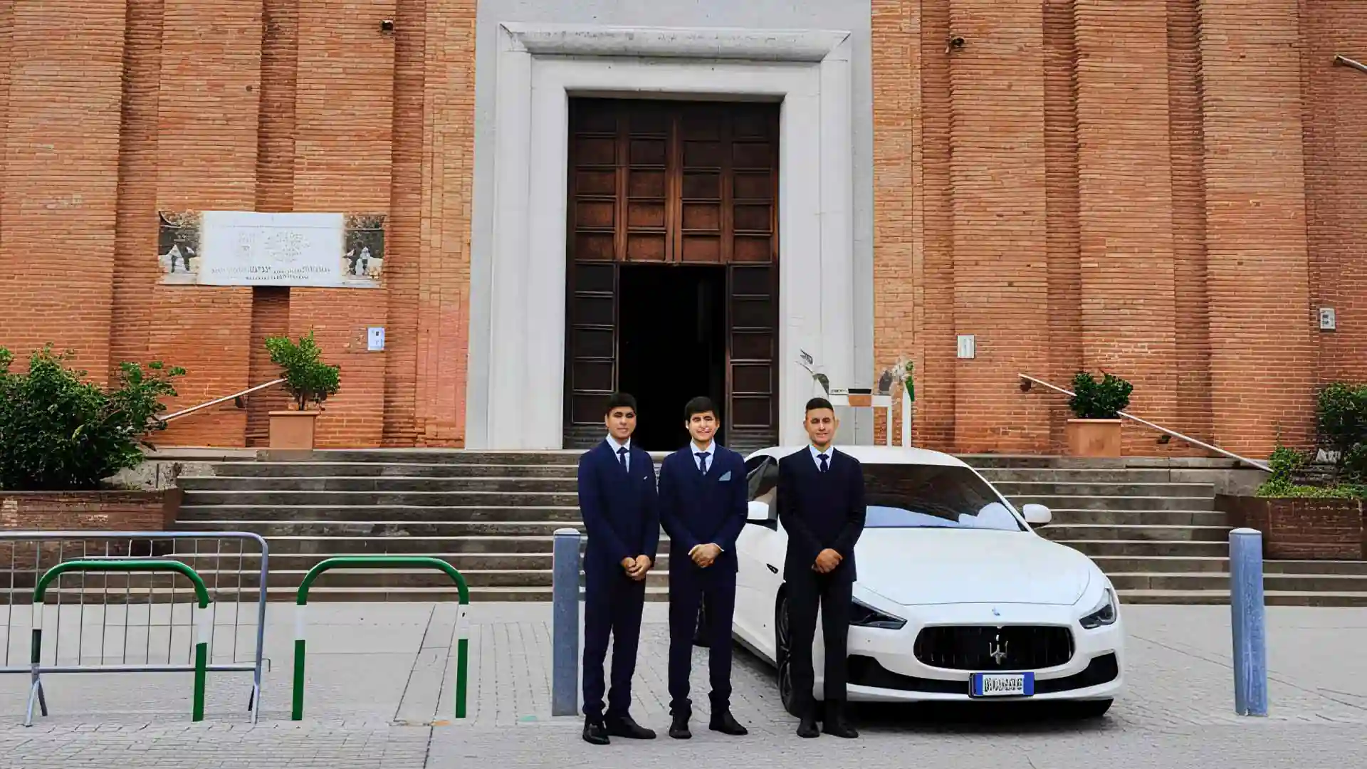 La famiglia e il team di Onoranze Funebri Sant'Antonio riuniti davanti a una chiesa