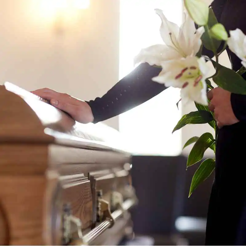 La bara con i fiori, preparata per l'ultimo saluto
